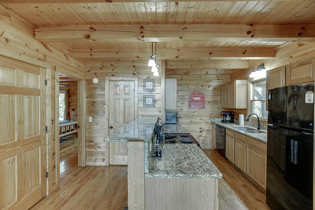 Deluxe Cabin For Groups Near Helen W Hot Tub 科尼利亚 外观 照片
